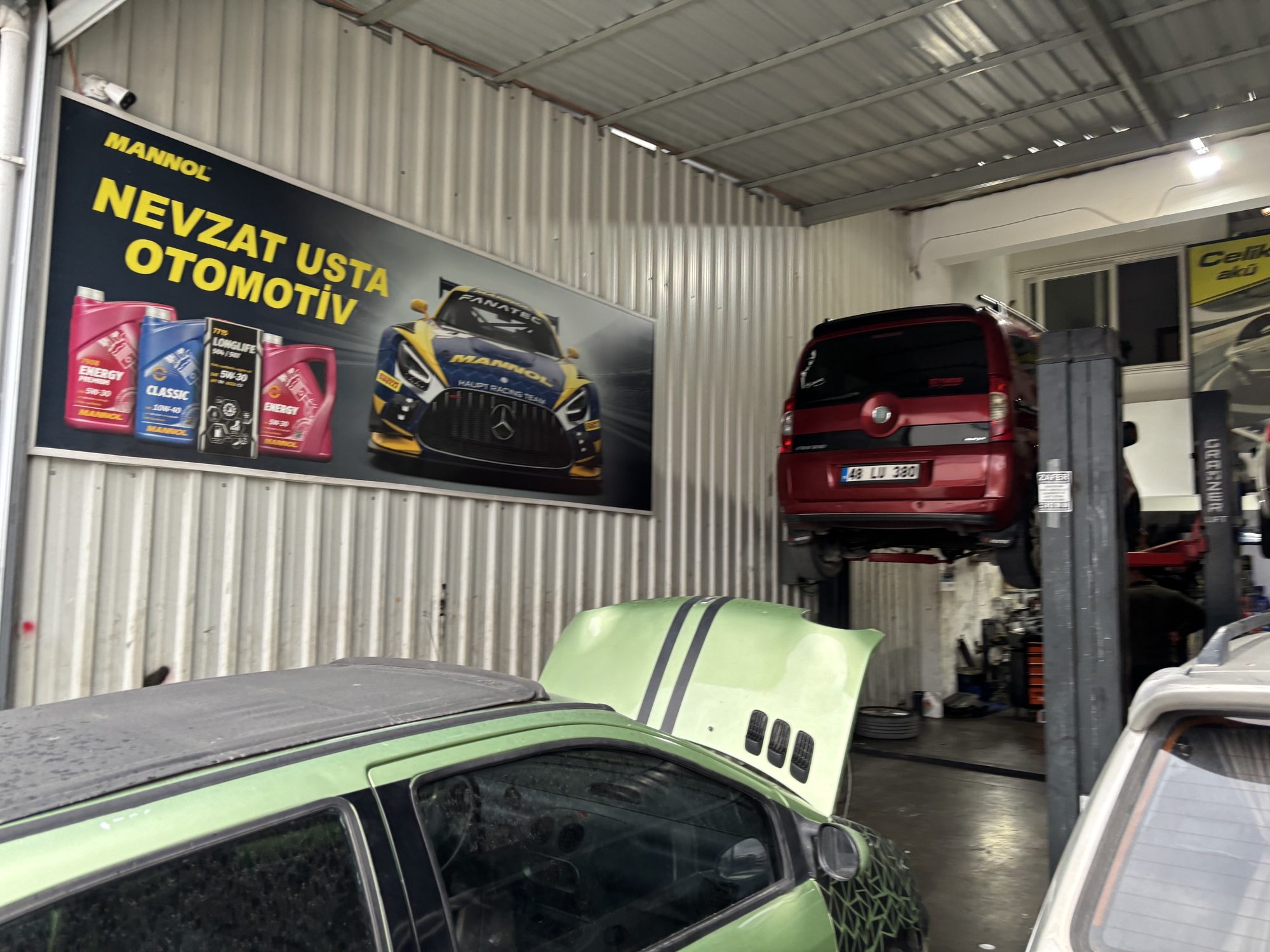 Atölye içi iş başında — Nevzat Usta Otomotiv Fethiye'de profesyonel hizmet