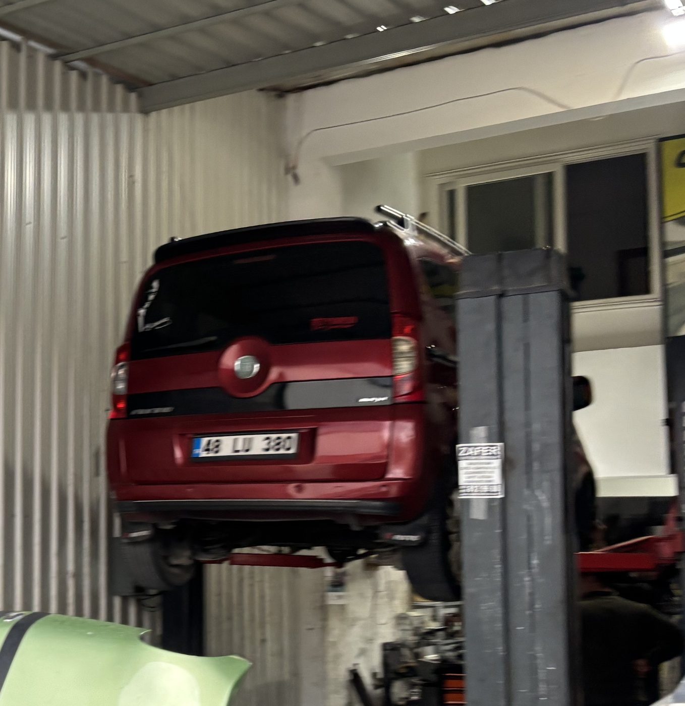 Lift üzerinde araç bakımı — Nevzat Usta Otomotiv Fethiye atölyesi